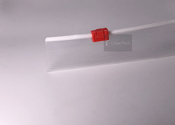 右側のシール袋のパッキングのための赤い色OEM PPのジップ ロック式のジッパーのスライダー