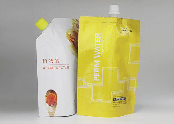 噴出アルミ ホイルの液体のプラスチックはジュースのミルクのための注文のロゴの袋の上に立つ