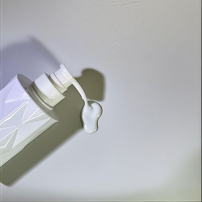 ガラスのような形状のPET化粧品ボトル、プッシュポンプ付き、カスタムロゴ、5000個MOQ、15～35日納期