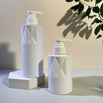 ガラスのような形状のPET化粧品ボトル、プッシュポンプ付き、カスタムロゴ、5000個MOQ、15～35日納期