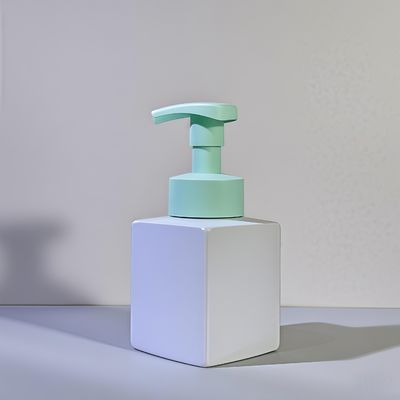 PET素材とプレスポンプと皮膚ケアパッケージングのためのスクエア化粧液ポンプボトル