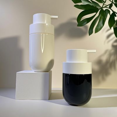 プレスポンプとカスタムカラーシルクスクリーンプリント付きの脂肪型丸型PET化粧品ボトル